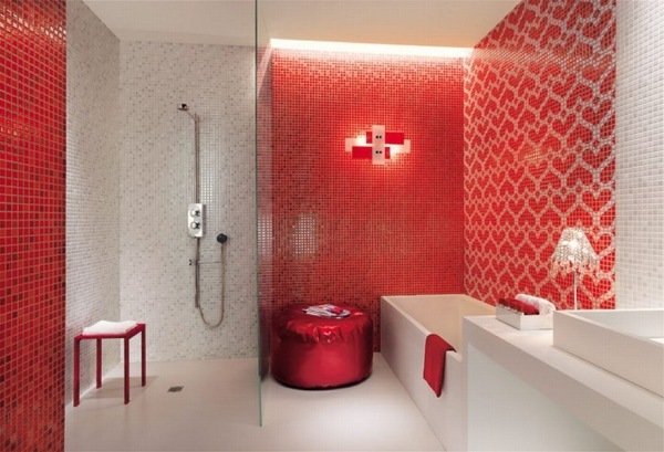 mosaikplattor badrum röd vit accent vägg hjärtan