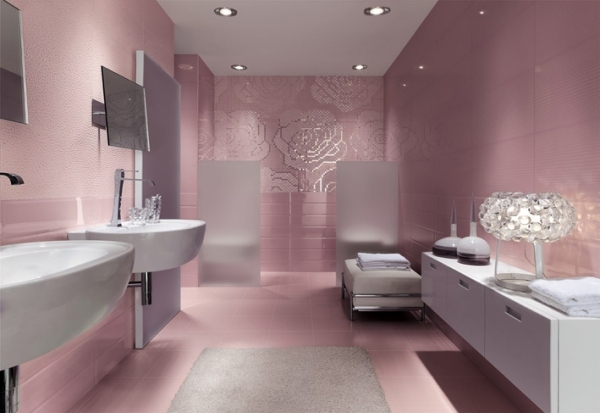 mosaikplattor badrum mjukt rosa silver rosor vägg vita badrumsmöbler