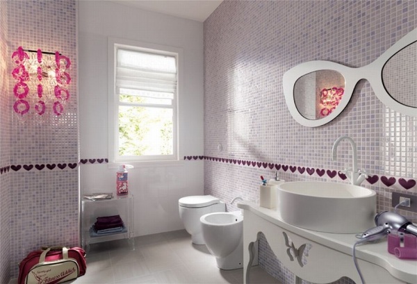 mosaik kakel badrum ljusa rosa vit flicka vägg spegel