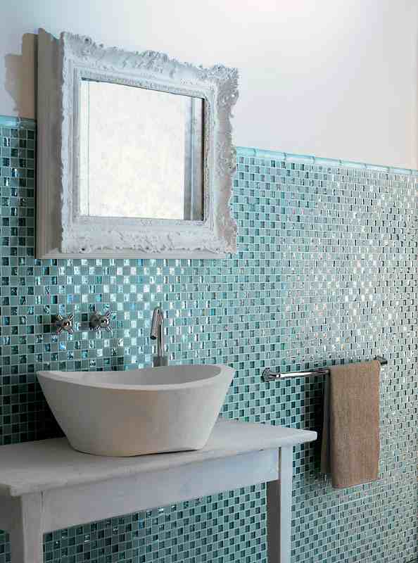 mosaik badrumsglasplattor ljusblå vintage spegelram
