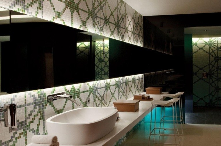 Mosaikplattor i grönt och vitt mönster-modern badrumsdesign