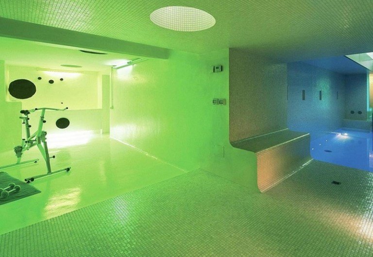 Mosaik-kakel-grönt-gym-pool-gräs-grönt-källar-design