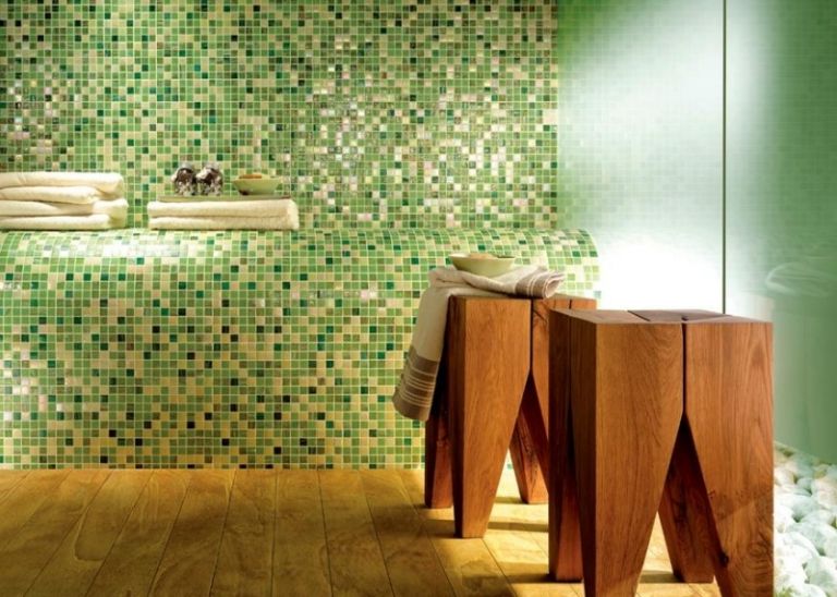 Mosaik-kakel-grönt-badrum-bänk-duschkabin-frostat glas