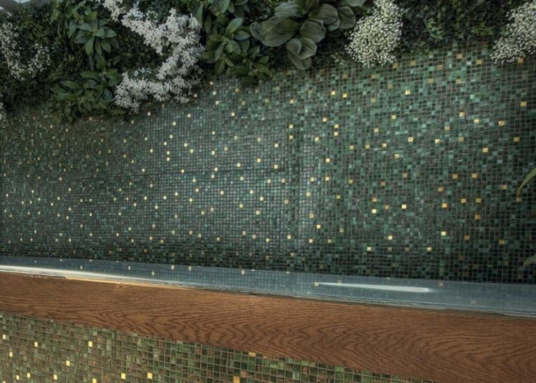 Mosaik-kakel-grön-pool-behållande vägg-trädgård-design
