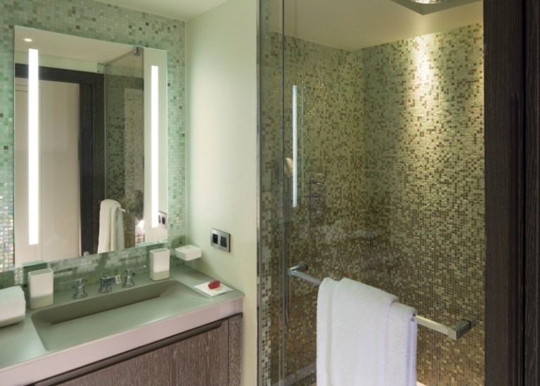 Mosaik-kakel-grönt-badrum-dusch-kabin-Glatuer-handtag i rostfritt stål