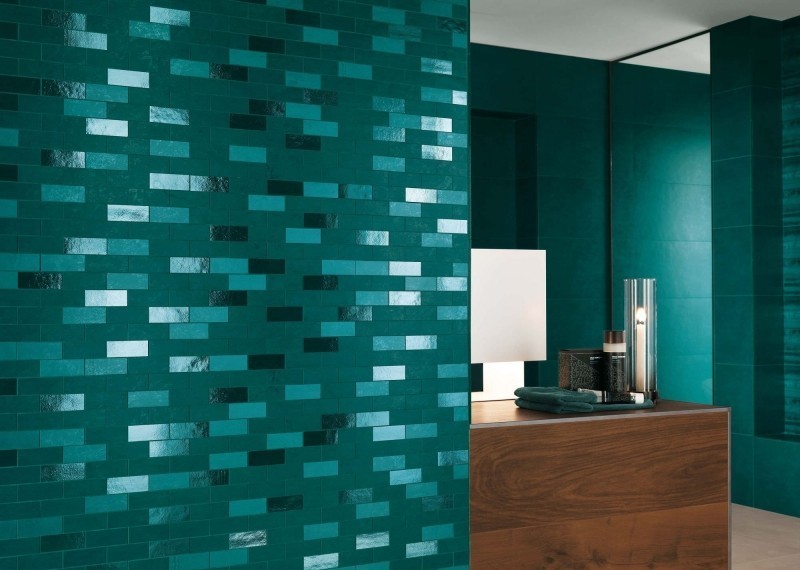 Mosaik-kakel-grönt-glittrande-yta-badrum-hörn-trämöbler