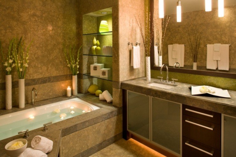 Mosaik-kakel-grön-vägg-design-idéer-glasskåp-badkar-natursten