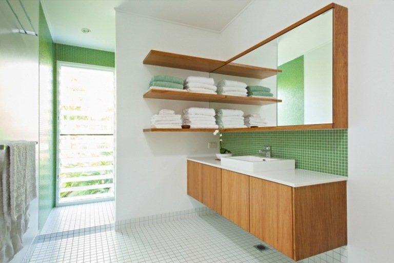 Mosaik-kakel-grönt-modernt-ljust-badrum-trämöbler