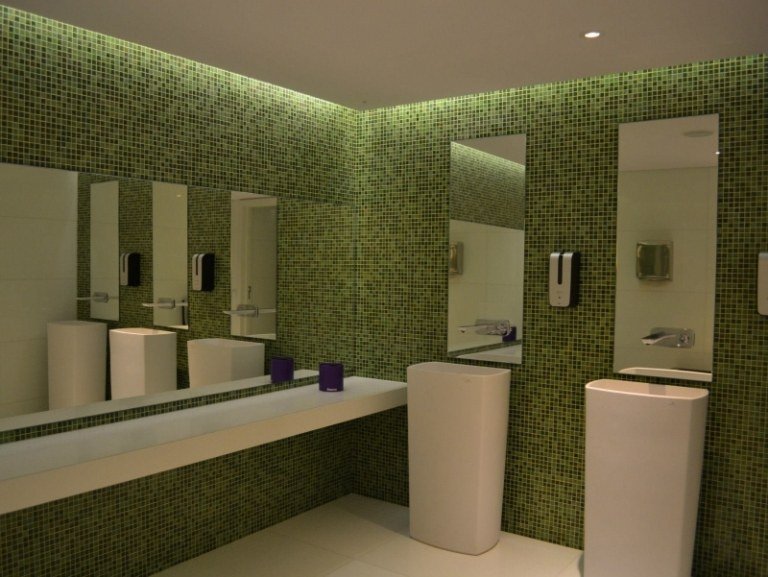 Mosaik-kakel-grönt-badrum-design-vita-möbler