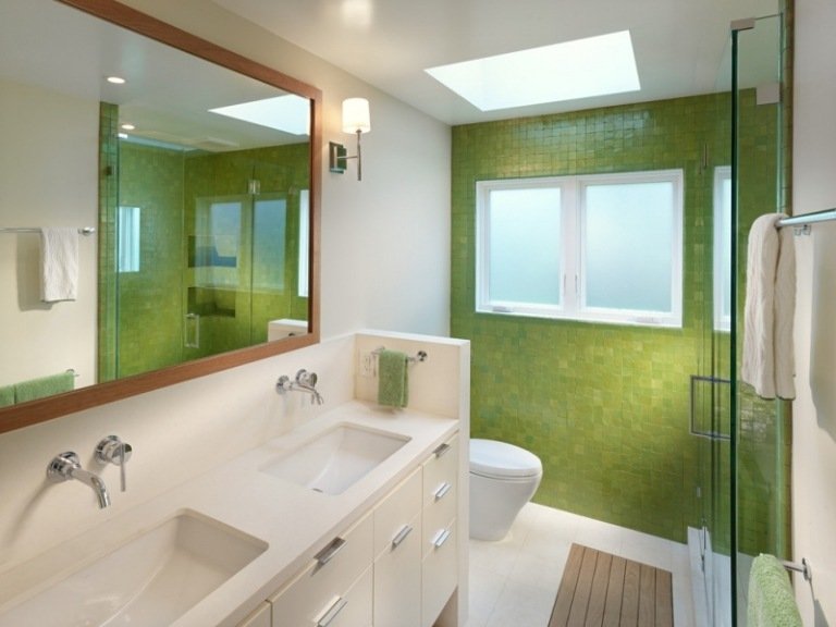 Mosaik-kakel-grönt-takfönster-träramar-vita badrumsmöbler
