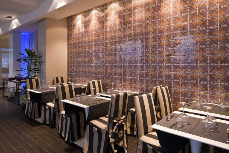 mosaikplattor-akua-brun-beige-restaurang-accent väggbelysning