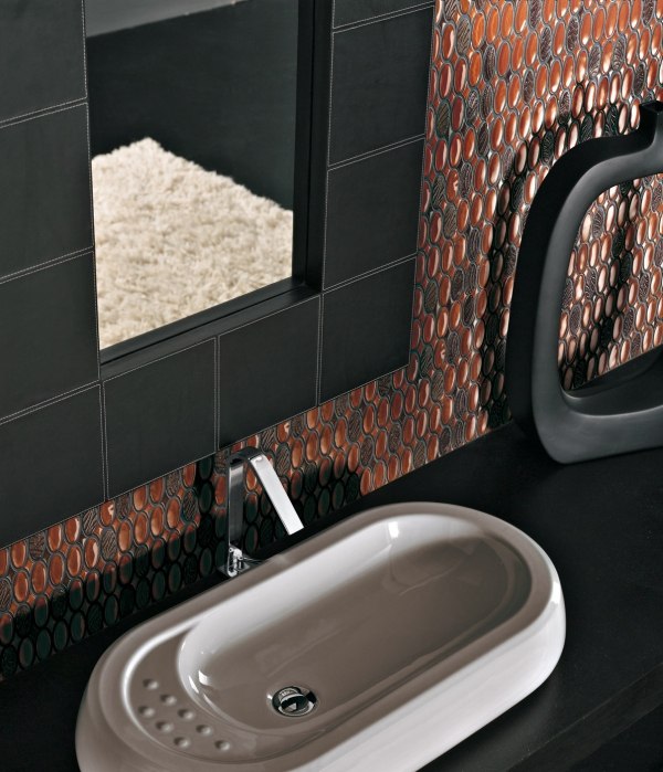 Mosaikplattor brun-svart dekorativ kant design badrum