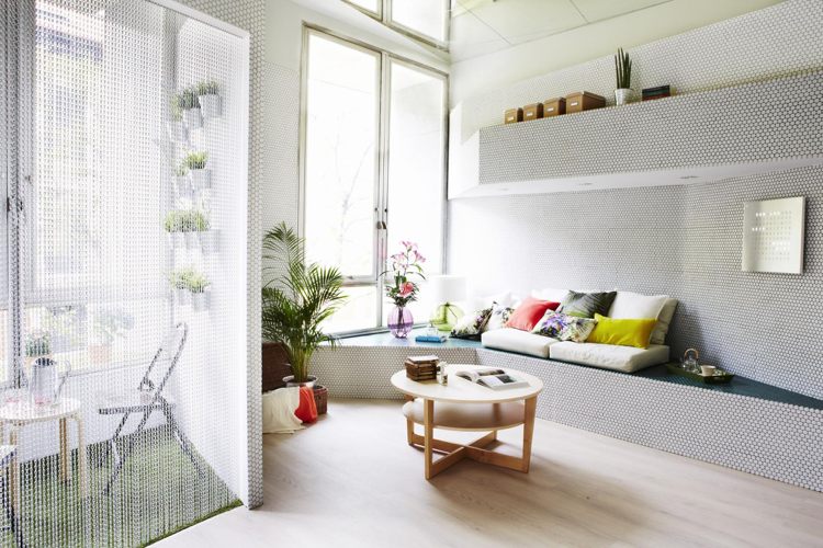 Mosaikväggdesign-liten lägenhet-vardagsrum-terrass-sittgrupp-modern