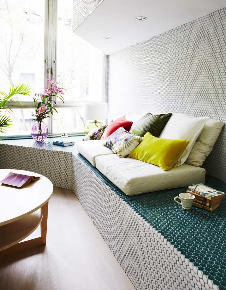 Mosaikväggdesign-liten lägenhet-sittgrupp-sittdyna-modern-deco
