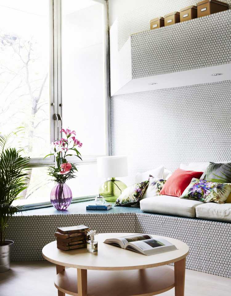 mosaik-vägg-design-liten-lägenhet-sittplatser-hörn-fönsterbrädan-fräsch-färger