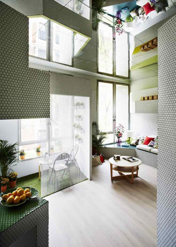 mosaik-vägg-design-liten-lägenhet-terrass. geometrisk-spegel-tak
