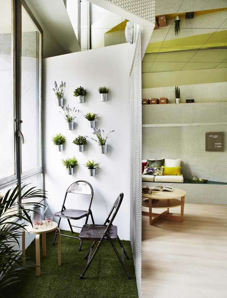 mosaik-vägg-design-liten-lägenhet-terrass-hopfällbara-stolar-praktiska-möbler