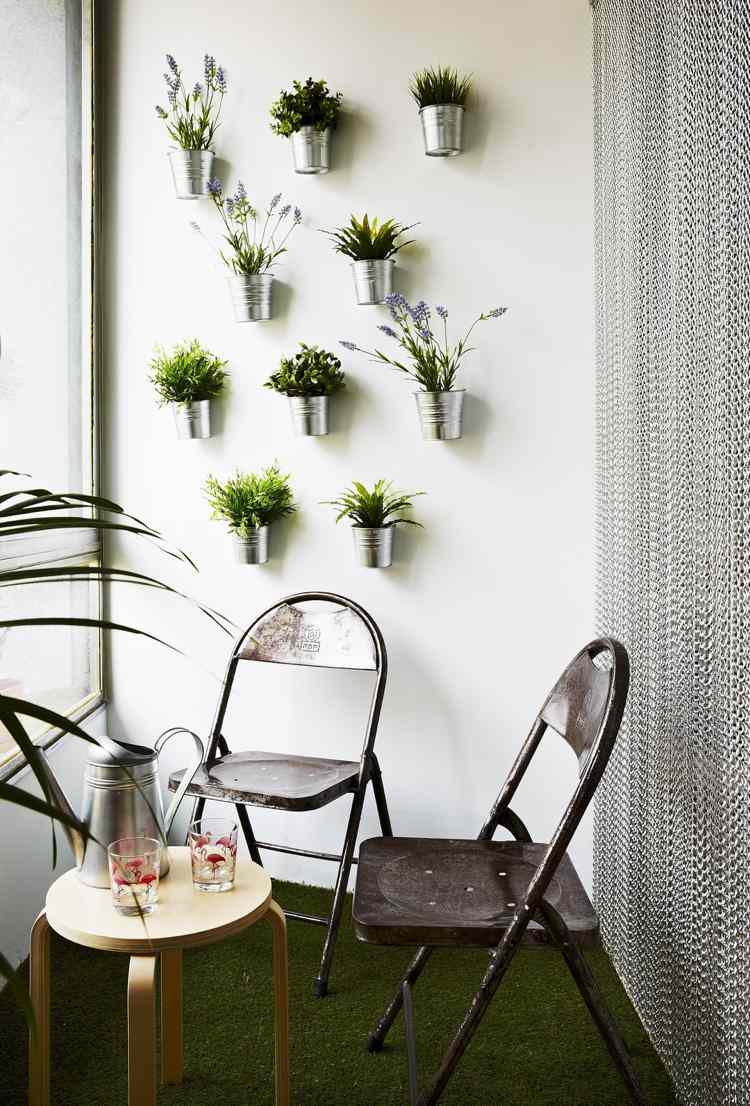 mosaik-vägg-design-liten-lägenhet-terrass-kryddträdgård-plåtburk-idé