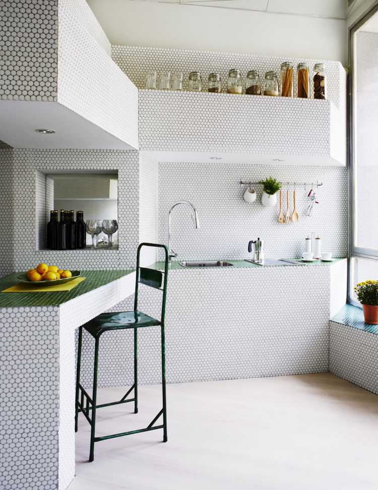 mosaik-vägg-design-liten-lägenhet-kök-modern-vit-geometrisk