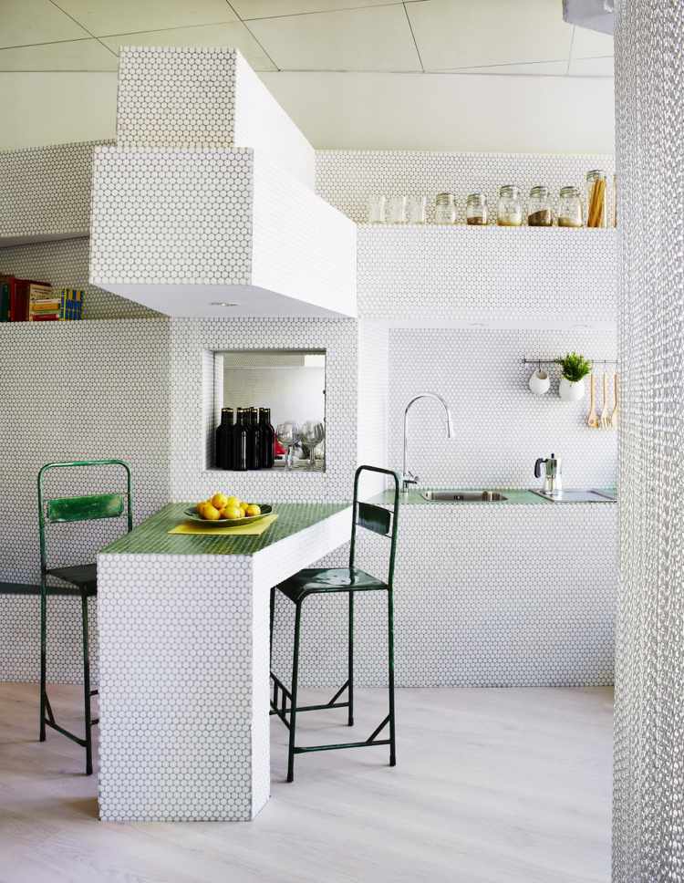 mosaik-vägg-design-liten-lägenhet-kök-vit-grön-accenter-fräsch