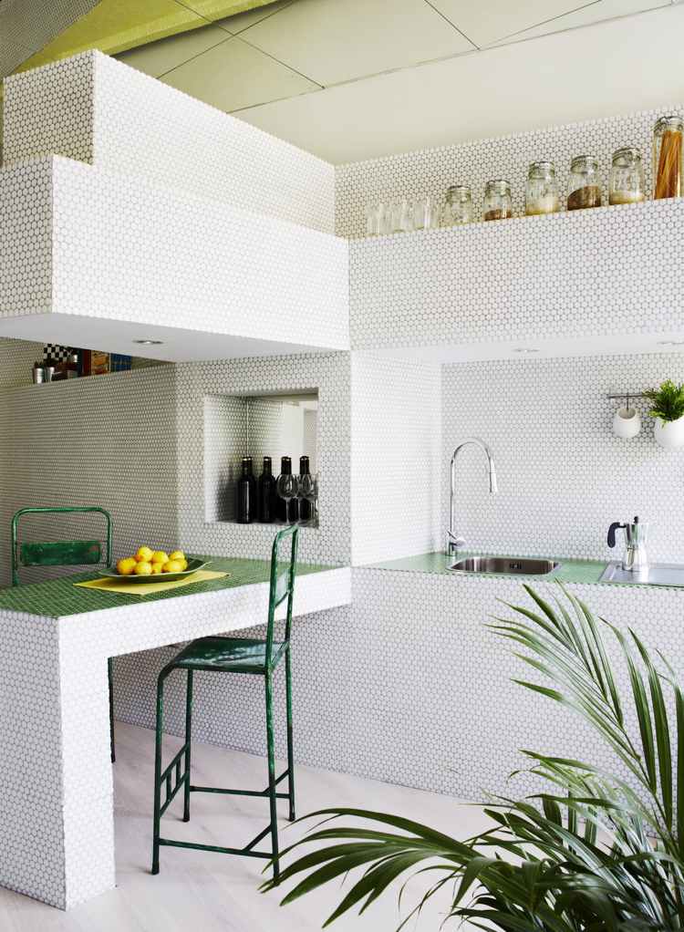 mosaik-vägg-design-liten-lägenhet-kök-vit-grön-färska-färger