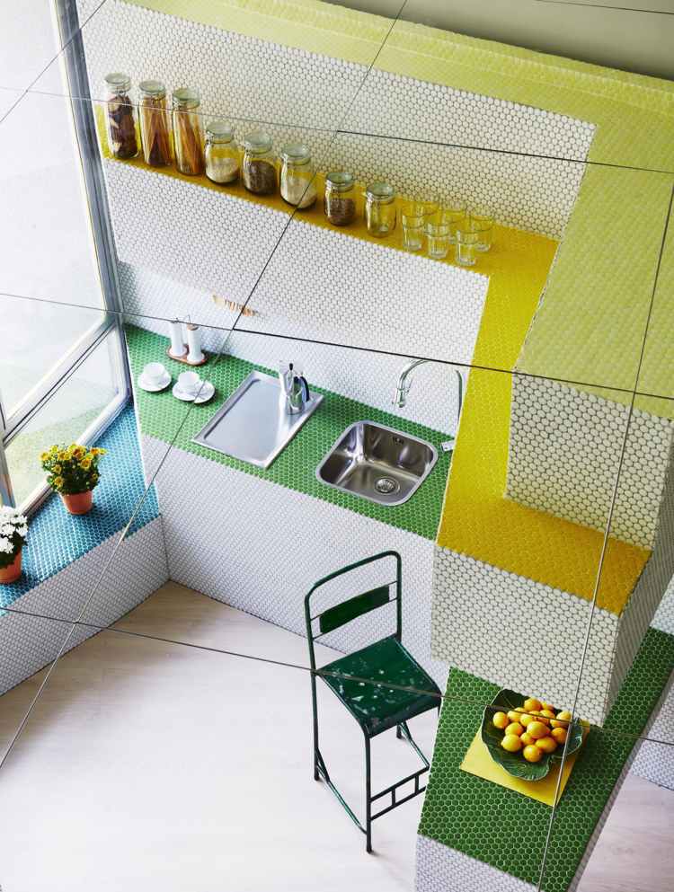 mosaik-vägg-design-liten-lägenhet-kök-kakel-grön-gul