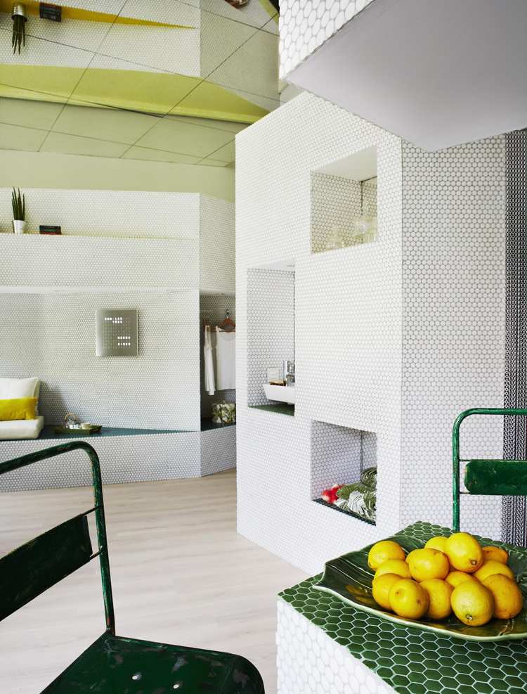 mosaik-vägg-design-liten-lägenhet-vit-spegel-tak-citron-