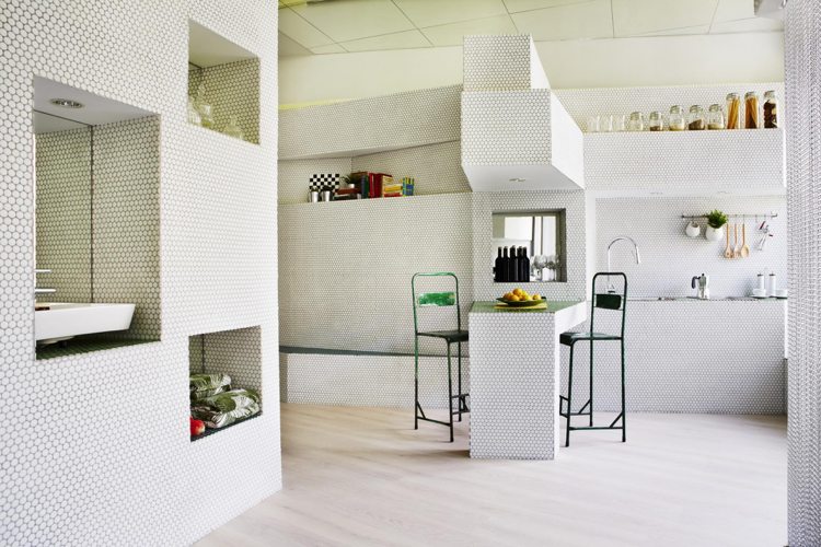 mosaik-vägg-design-liten-lägenhet-vitt-vardagsrum-ett-rum-hyllor