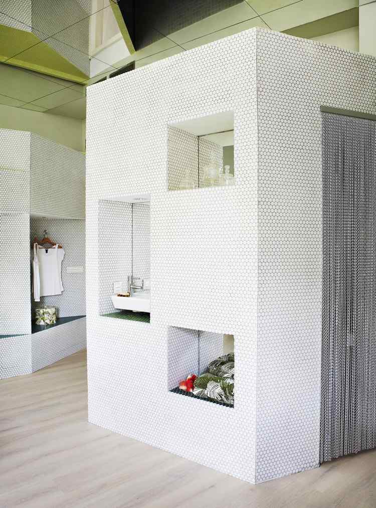 mosaik-vägg-design-liten-lägenhet-vit-handfat-vägg-i-hyllor