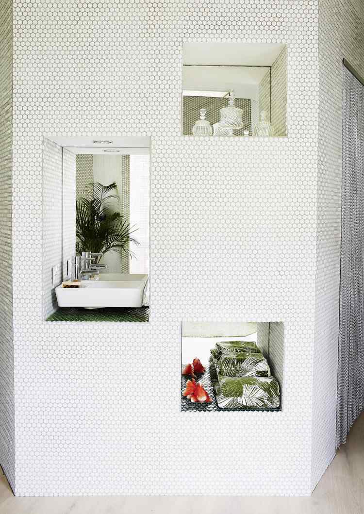 mosaik-vägg-design-liten-lägenhet-badrum-handfat-vägg-i-hyllor