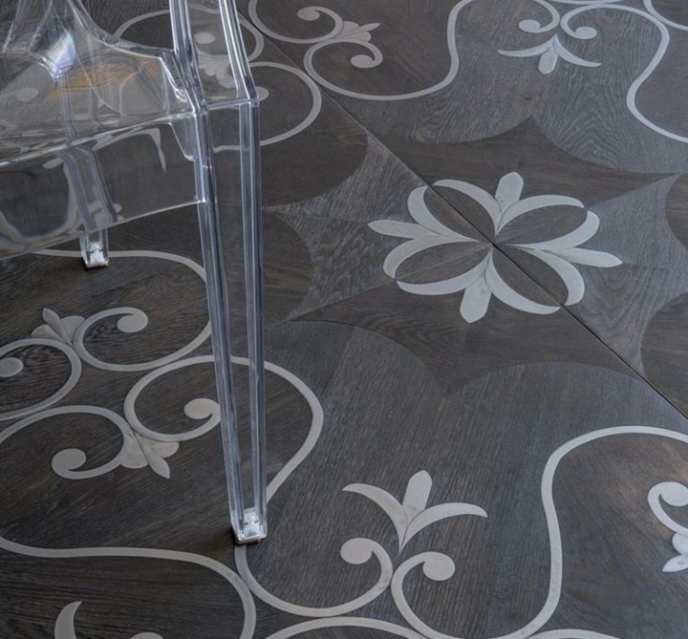Mosaikparkett med inläggsmönster kombinerar metall-mörkt trä