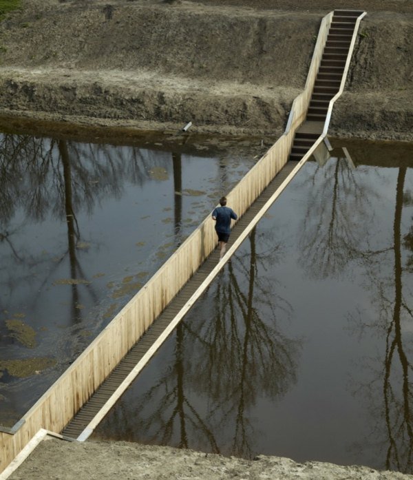intressant design - modern träbro i Nederländerna