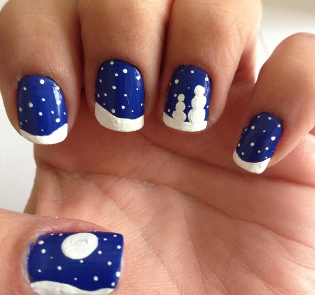 vinter-nagel-design-blå-vit-snögubbe-natt