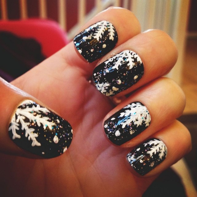 vinter-nagel-design-svart-nagellack-vit-snöflinga-glitter-partiklar