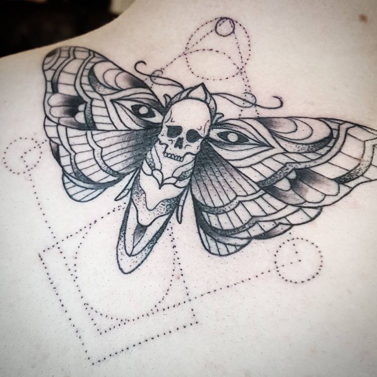 tatuering moth skalle geometriska prickar