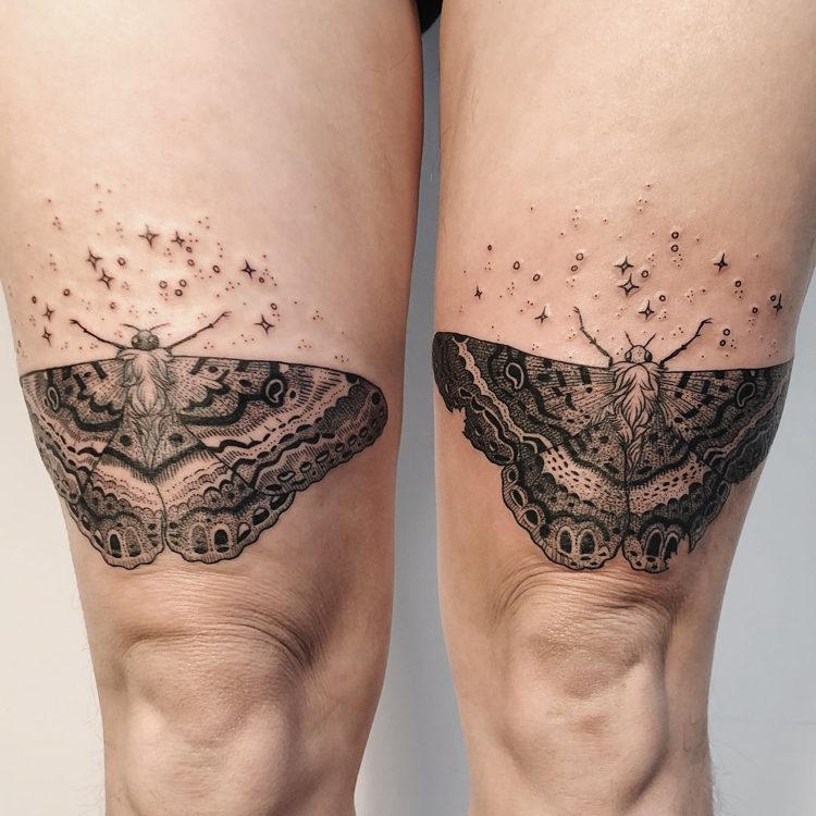 Moth svart häxa tatuering lår syster