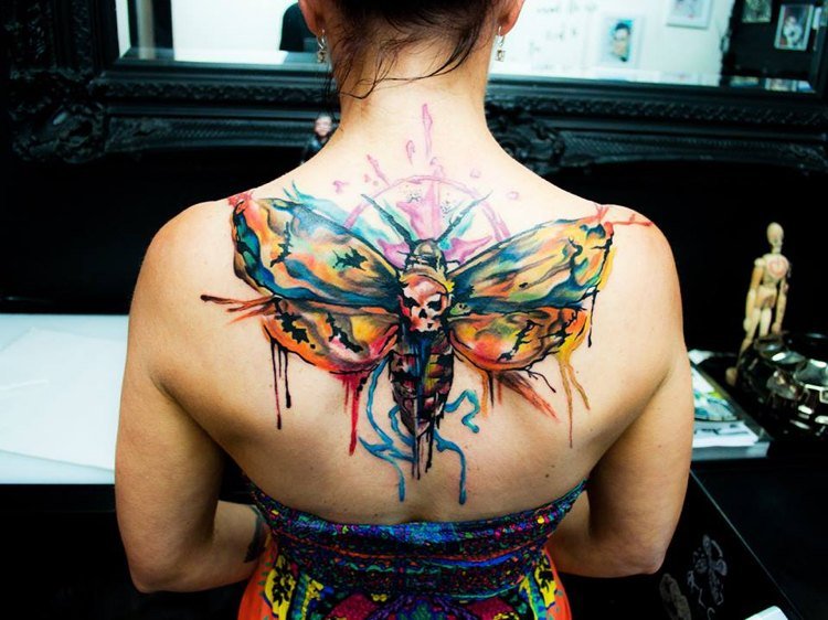 akvarell tatuering nattfjäril kvinna tillbaka skalle