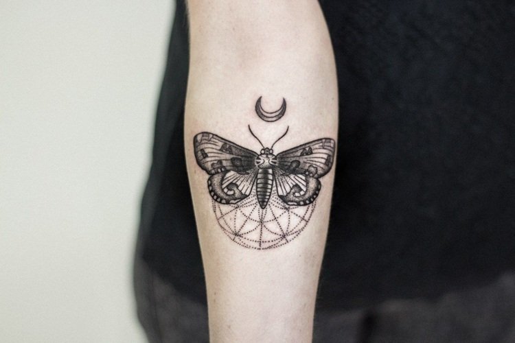 tatuering nattfjäril geometrisk arm måne