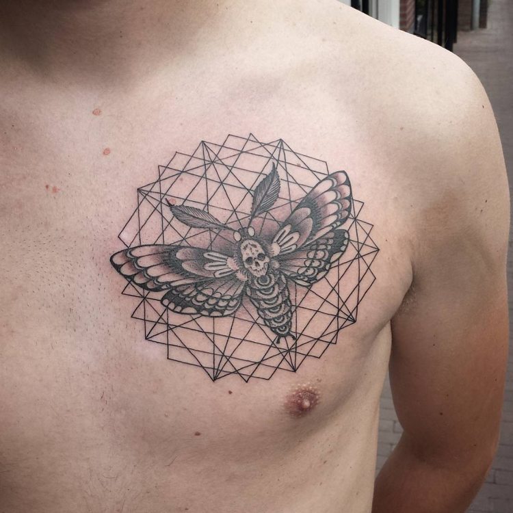 tatuering nattfjäril geometrisk man skalle bröstet