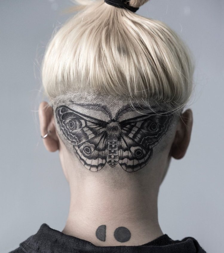 tatuering nattfjäril huvud underskuren frisyr kvinna
