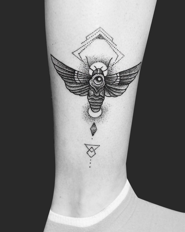 tatuering moth ben geometriska dotwork stil