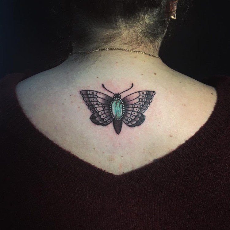 tatuering moth ädelsten tillbaka kvinna