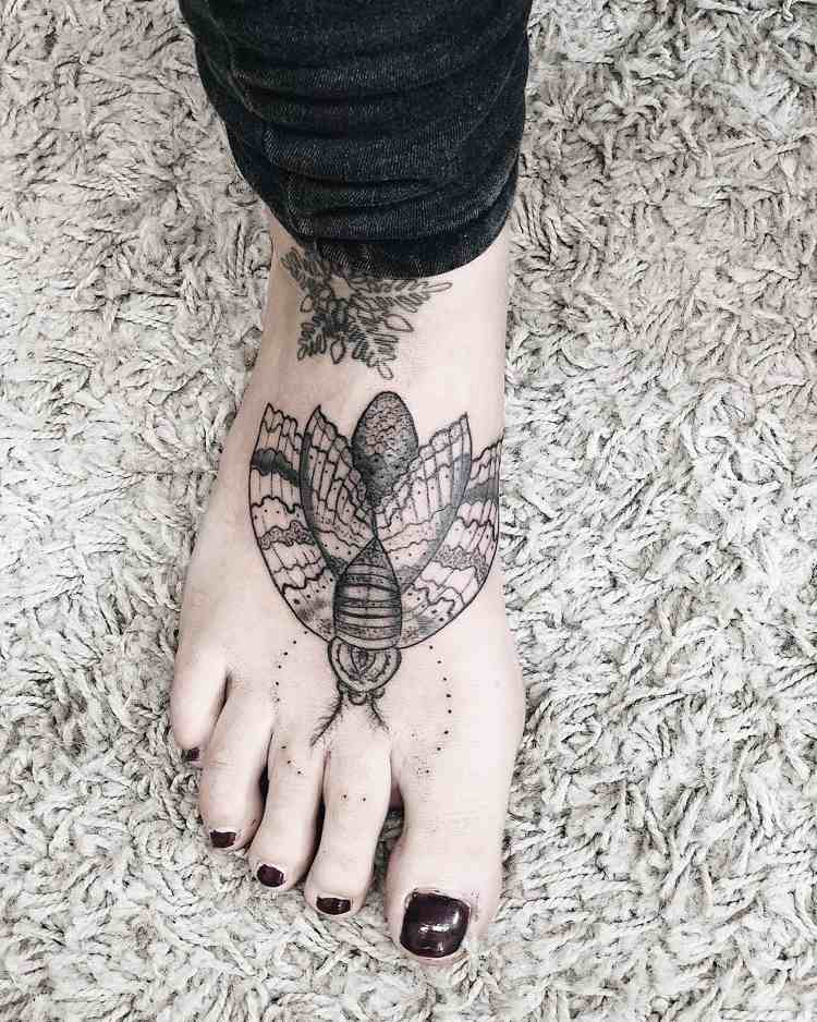 tatuering moth fot dotwork kvinna