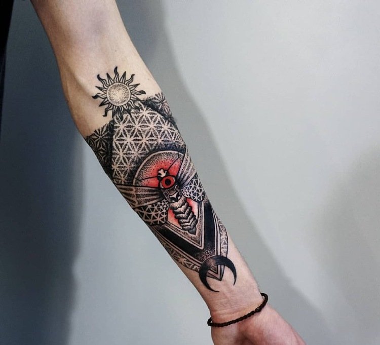 tatuering nattfjäril geometrisk arm sol halvmåne