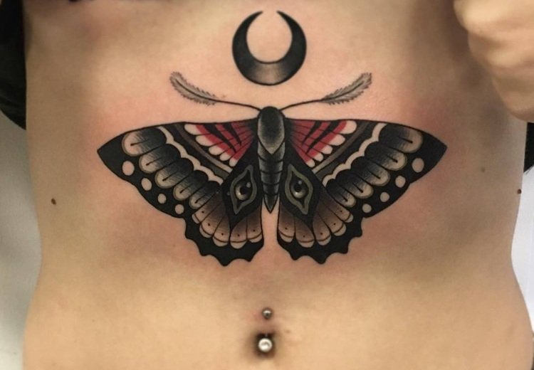 tatuering nattfjäril måne mage kvinna röd accent