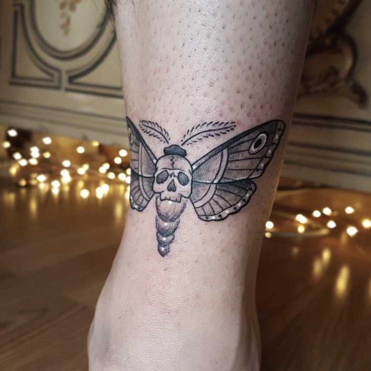 tatuering moth skalle ben vita prickar