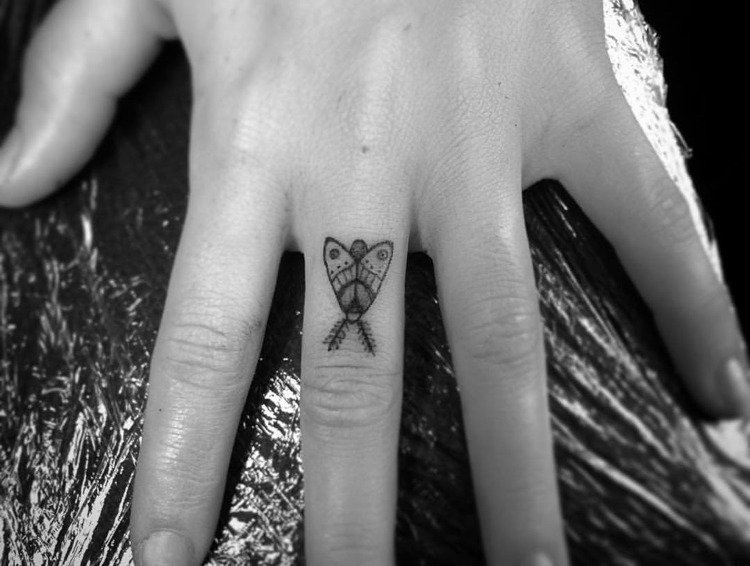 moth tatuering små finger tatuering långfinger