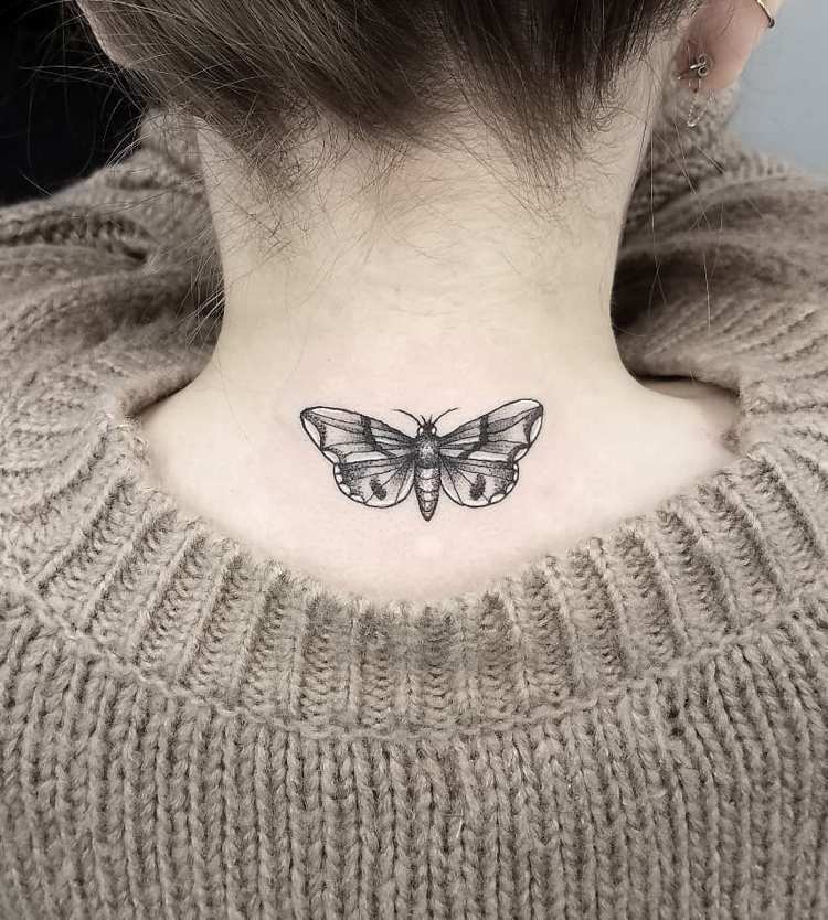 nattfjäril tatuering liten hals kvinna