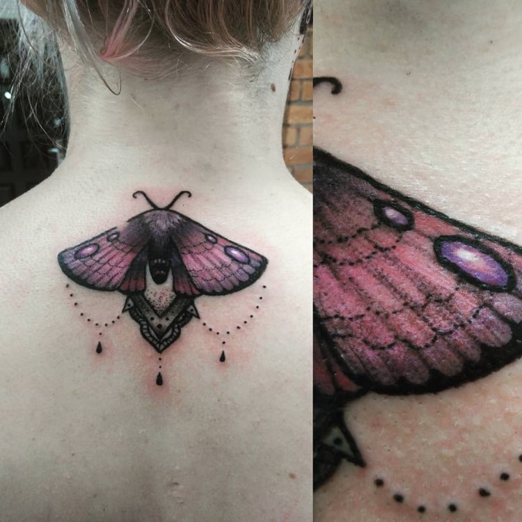 Moth tatuering tillbaka violett karma