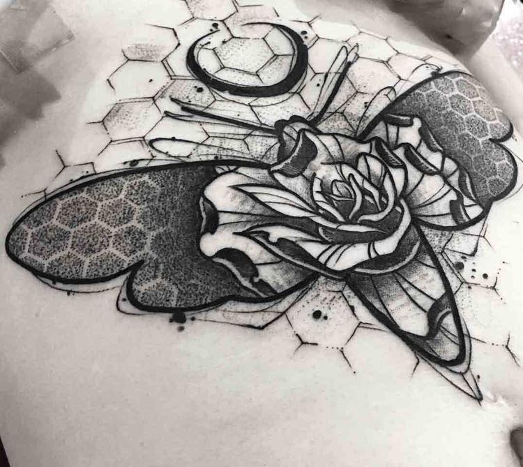 Moth tatuering motiv moon rose dotwork honeycomb mönster